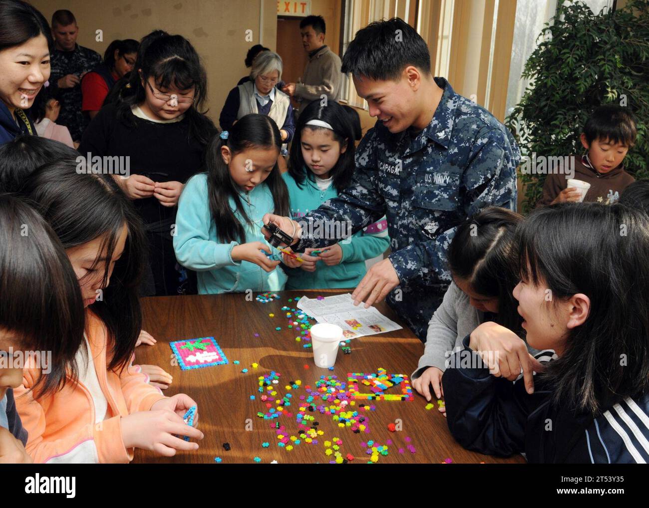 Bambini, coinvolgimento della comunità, Sailor, Yokohama Foto Stock