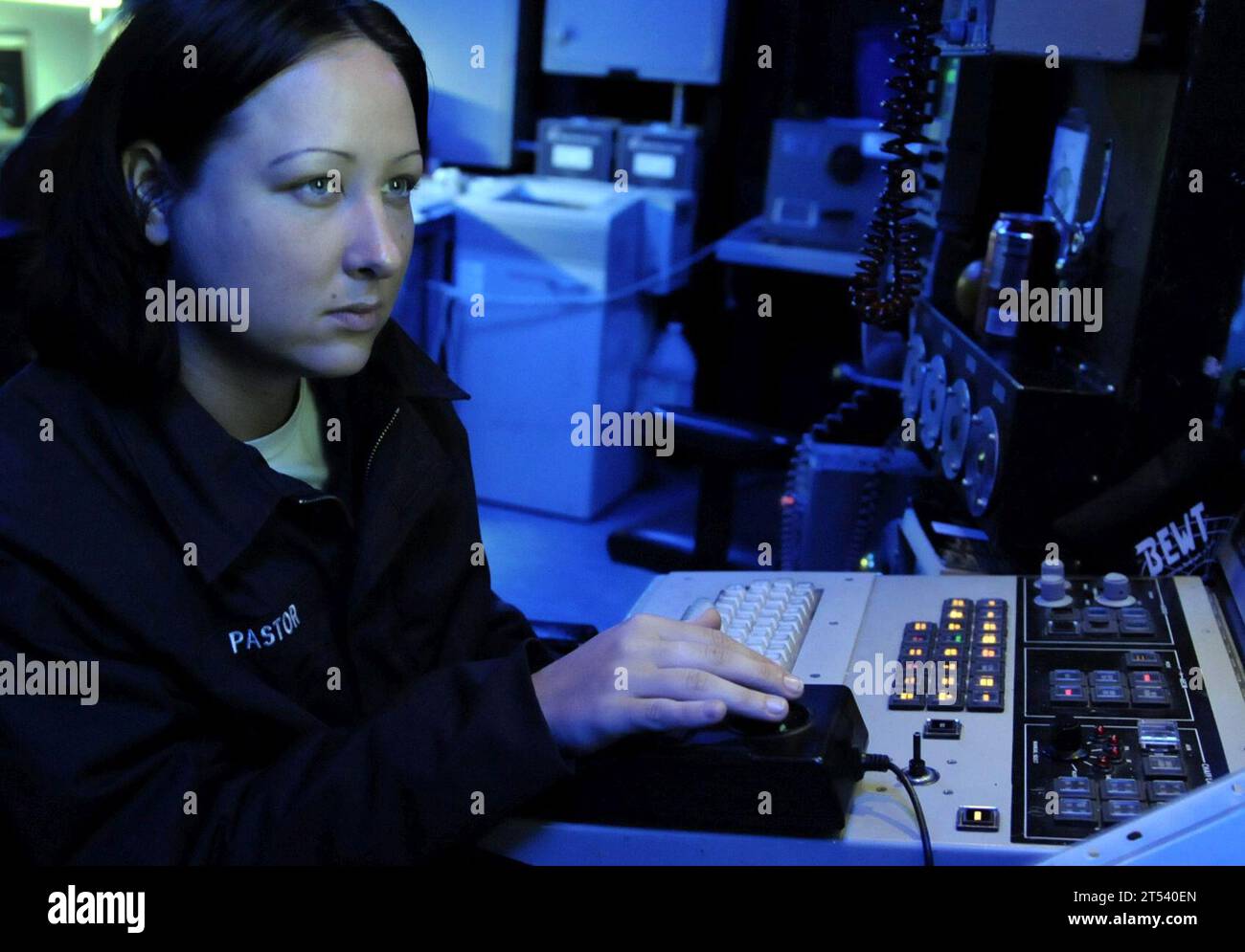 CIC, console di emissione, marinaio femmina, lcc 19, SLQ 32, elettronica di superficie, USS Blue Ridge Foto Stock