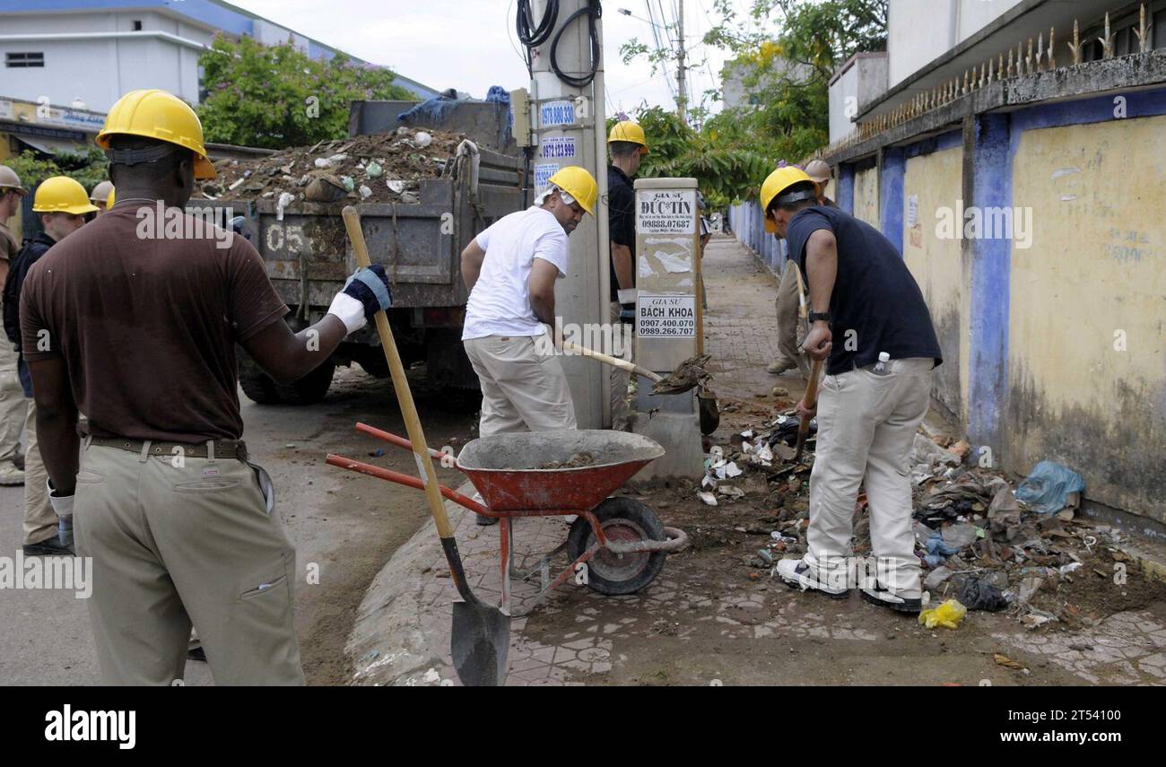 Assistenza civica, programma di azione civile ingegneristica, nave ospedale, umanitaria, Military Sealift Command, marina militare, Pacific Partnership 2010, People, U.S. Navy, USNS Mercy (T-AH 19) Foto Stock
