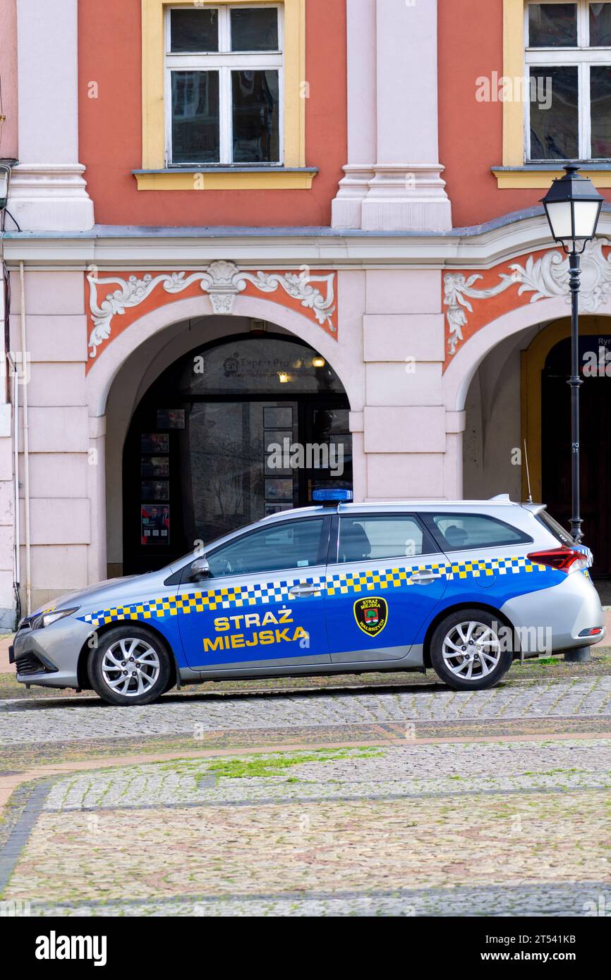 Walbrzych, Polska - 11.02.2023: Auto della polizia municipale su una piazza principale di Wałbrzych Foto Stock