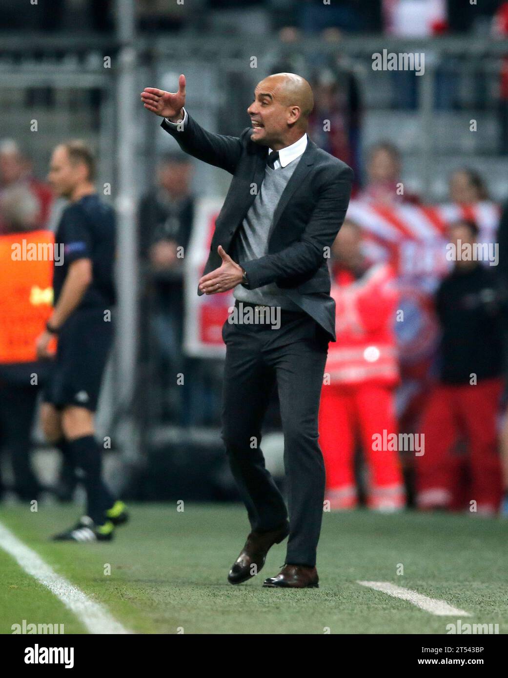 Allenatore Josep Pep GUARDIOLA (FC Bayern Muenchen) FC Bayern Muenchen - Benfica Lissabon 1:0 UEFA Champions League a Muenchen, Deutschland AM 05.04.2016 Foto Stock