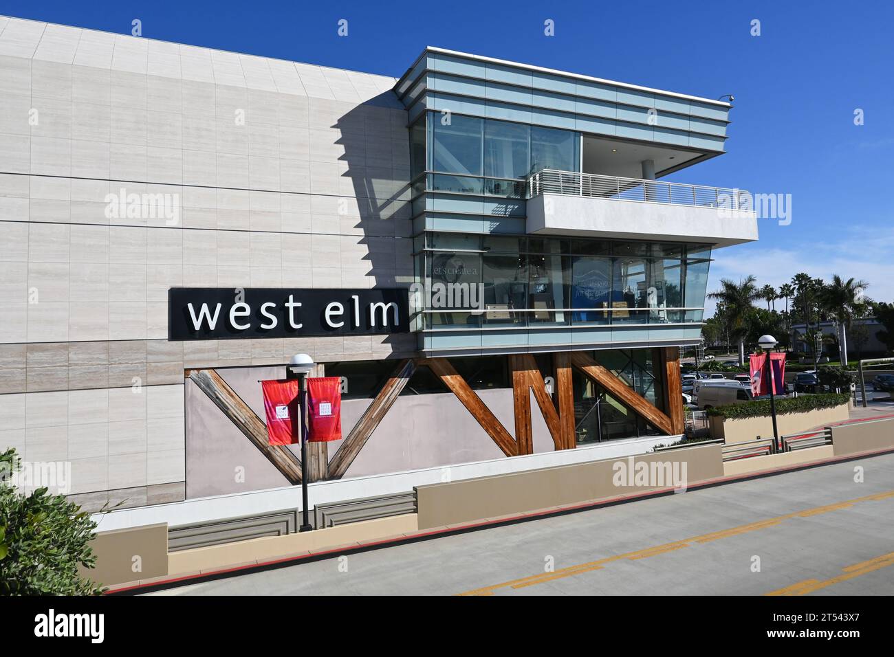 COSTA MESA, CALIFORNIA - 1 novembre 2023: Il West Elm at South Coast Plaza offre un'enorme selezione di mobili moderni, accessori per la casa e articoli da cucina Foto Stock