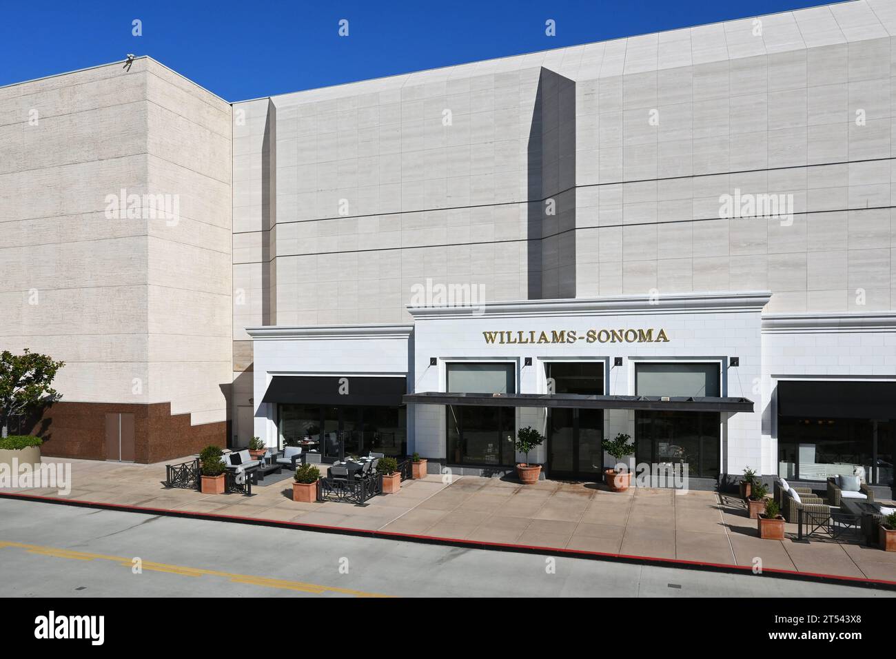 COSTA MESA, CALIFORNIA - 1 novembre 2023: Williams Sonoma at South Coast Plaza vende utensili da cucina e mobili per la casa. Foto Stock