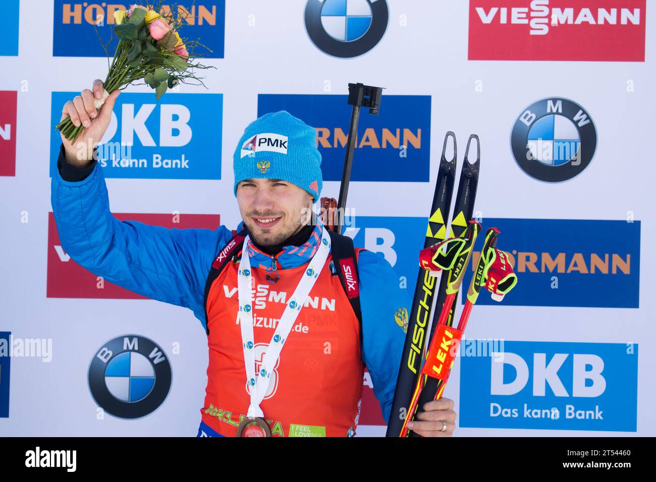 10.12.2016, Rudno polje, Pokljuka, Herren, 12,5 km Verfolgung, Flower Zeremonie, im Bild terzo classificato Anton Shipulin (RUS) durante la cerimonia dei fiori dopo Men 12,5 km Pursuit // durante la cerimonia dei Fiori per gli uomini 12,5 km inseguimento della Coppa del mondo di Biathlon IBU a Rudno polje a Pokljuka, Slovenia il 2016/12/10. EXPA Pictures © 2016, PhotoCredit: EXPA/ Sportida/ Urban Urbanc ***** ATTENZIONE - DA SLO, FRA***** Biathlon Welt Cup 12,5 KM Verfolgung der Herren a Pokljuka, Slowenien AM 10.12.2016 Foto Stock