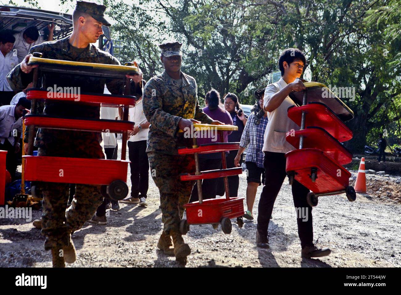 Elemento di comando, soccorso alluvione, III Marine Expeditionary Force, III MEF, Giappone, Marine, Marine, Marine Corps installations Pacific, Matheus J. Hernandez, MCIPAC, Okinawa, esercito reale tailandese, Tailandia, Thailandia2011 Foto Stock Elemento di comando, soccorso alluvione, III Marine Expeditionary Force, III MEF, Giappone, Marine, Marine, Marine Corps installations Pacific, Matheus J. Hernandez, MCIPAC, Okinawa, esercito reale tailandese, Tailandia, Thailandia2011 Foto Stock