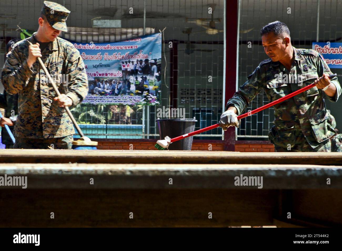 Elemento di comando, soccorso alluvione, III Marine Expeditionary Force, III MEF, Giappone, Marine, Marine, Marine Corps installations Pacific, Matheus J. Hernandez, MCIPAC, Okinawa, esercito reale tailandese, Thailandia Foto Stock Elemento di comando, soccorso alluvione, III Marine Expeditionary Force, III MEF, Giappone, Marine, Marine, Marine Corps installations Pacific, Matheus J. Hernandez, MCIPAC, Okinawa, esercito reale tailandese, Thailandia Foto Stock