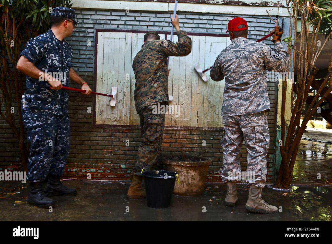 Elemento di comando, soccorso alluvione, III Marine Expeditionary Force, III MEF, Giappone, Marine, Marine, Marine Corps installations Pacific, Matheus J. Hernandez, MCIPAC, Okinawa, esercito reale tailandese, Tailandia, Thailandia2011 Foto Stock Elemento di comando, soccorso alluvione, III Marine Expeditionary Force, III MEF, Giappone, Marine, Marine, Marine Corps installations Pacific, Matheus J. Hernandez, MCIPAC, Okinawa, esercito reale tailandese, Tailandia, Thailandia2011 Foto Stock