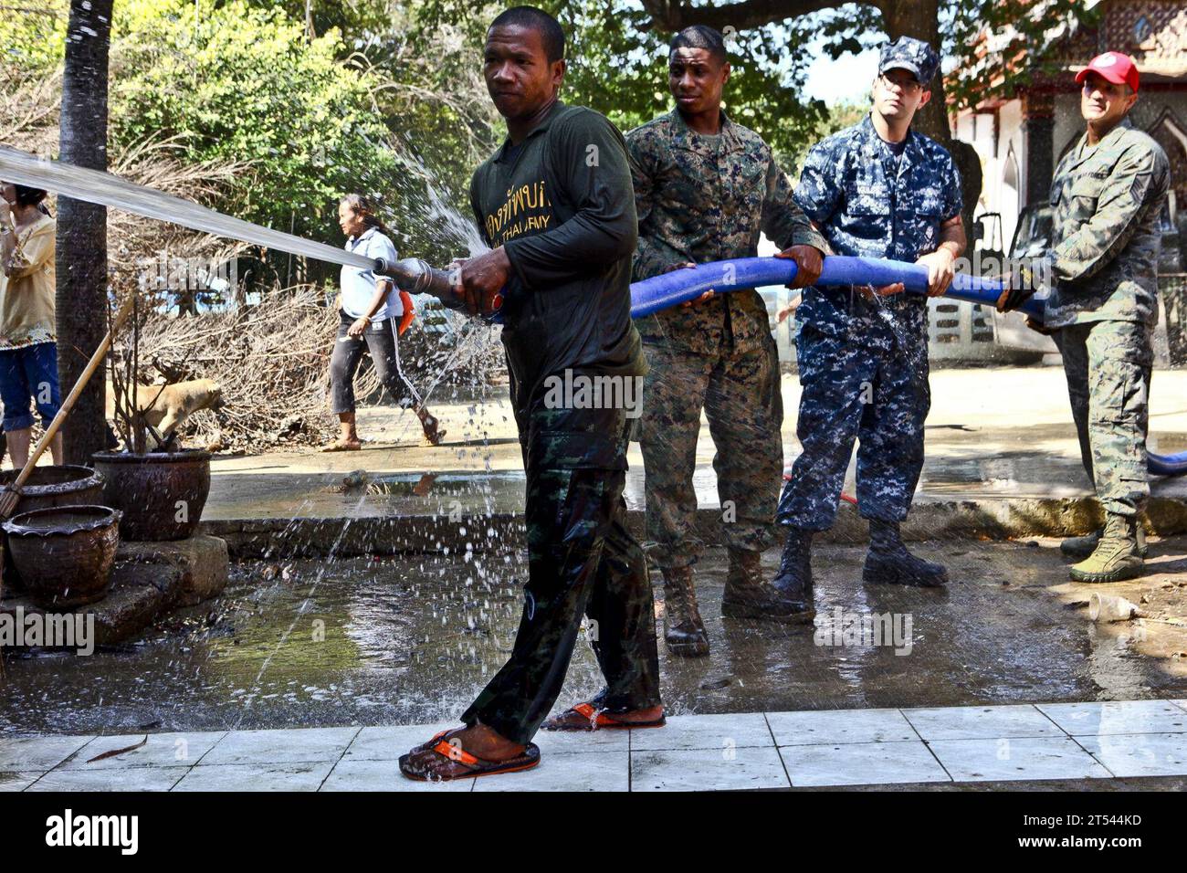 Elemento di comando, soccorso alluvione, III Marine Expeditionary Force, III MEF, Giappone, Marine, Marine, Marine Corps installations Pacific, Matheus J. Hernandez, MCIPAC, Okinawa, esercito reale tailandese, Tailandia, Thailandia2011 Foto Stock Elemento di comando, soccorso alluvione, III Marine Expeditionary Force, III MEF, Giappone, Marine, Marine, Marine Corps installations Pacific, Matheus J. Hernandez, MCIPAC, Okinawa, esercito reale tailandese, Tailandia, Thailandia2011 Foto Stock