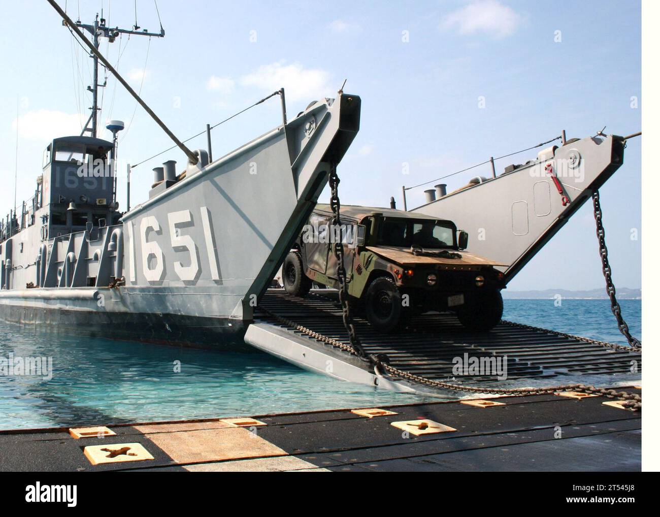 Comandante, Essex Amphibious Ready Group (ESXARG), Expeditionary Strike Group 7/Task Force 76, Hummers and utility truck, Japan, Landing Craft Utility (LCU) 1651, Okinawa, USS Tortuga (LSD 46) Foto Stock