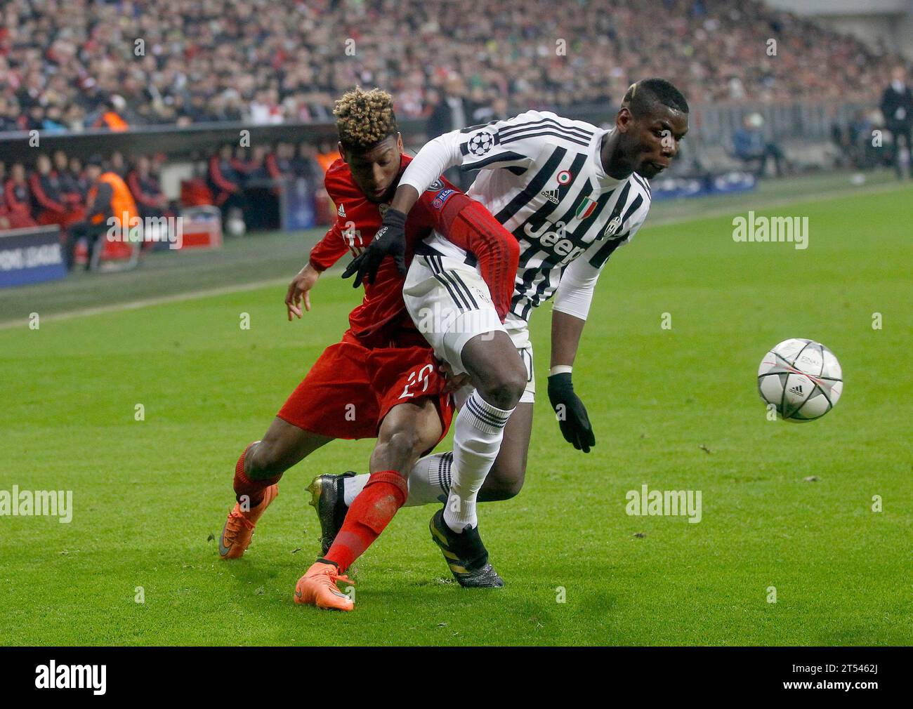 Kingsley COMAN (FC Bayern Muenchen) Gegen Paul POGBA (Juventus Torino) FC Bayern Muenchen - Juventus Torino 4:2 N.V. UEFA Champions League a Muenchen, Deutschland AM 16.03.2016 Foto Stock