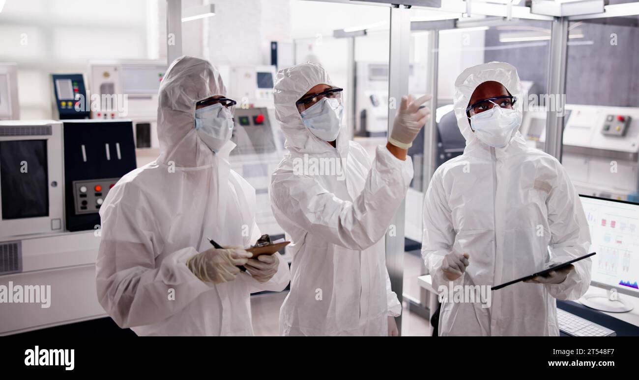 Fabbrica di produzione di semiconduttori sterile e lavoratori in tute Foto Stock