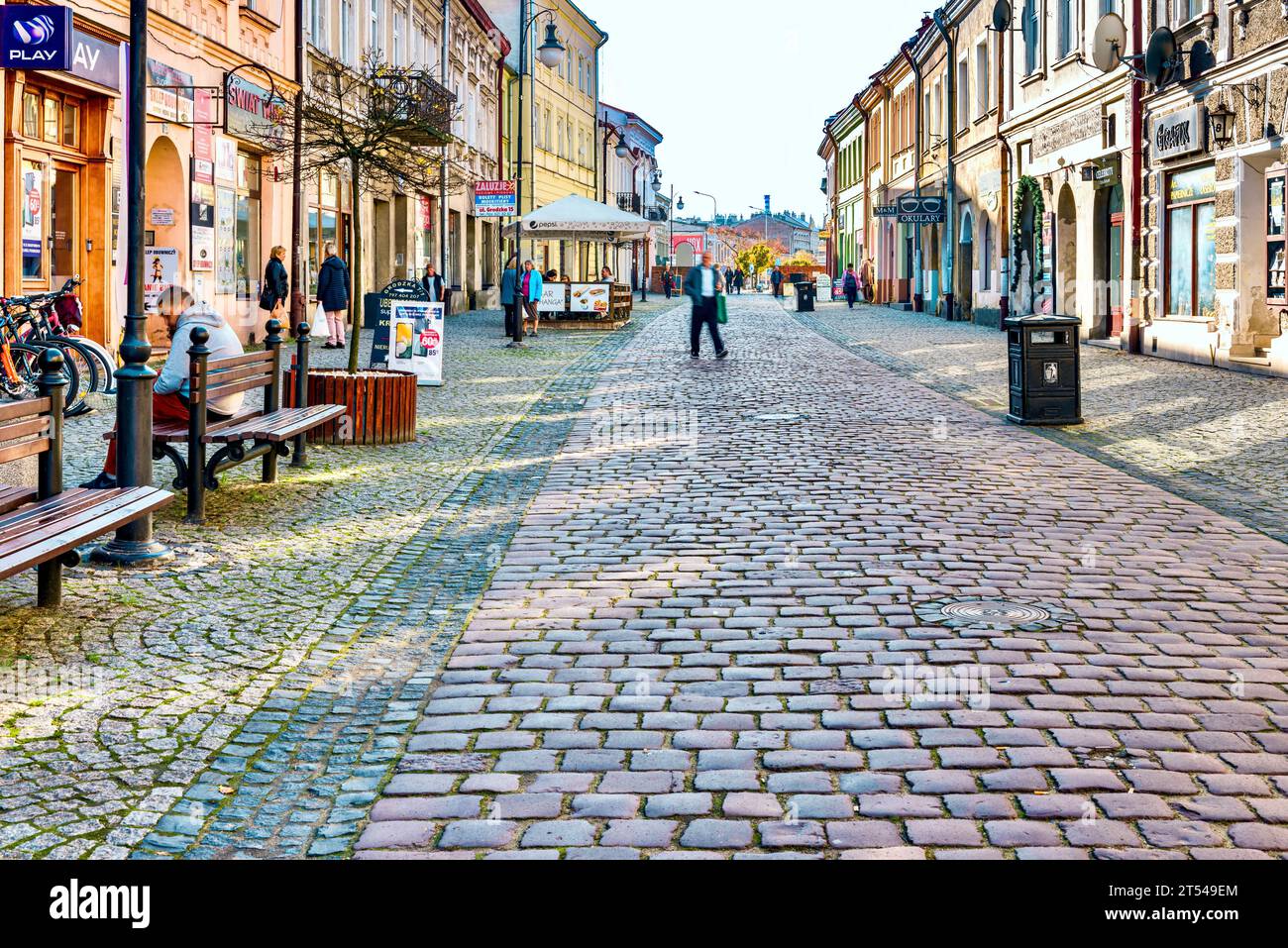 Jaroslaw, Polonia - 31 ottobre 2022: Frammento della strada più famosa e più bella della città. Foto Stock