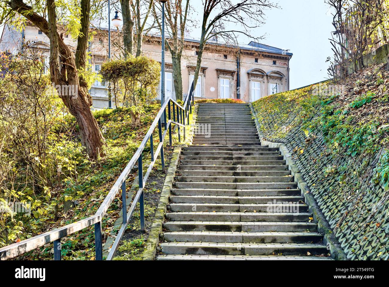 Vecchie scale nel centro della città di Jaroslaw, Polonia. Vecchia scala Foto Stock