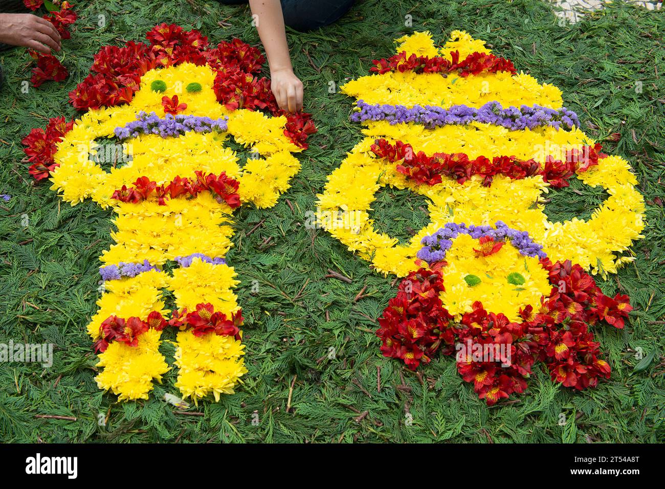 Decorare un bouquet di fiori a terra durante il festival dei fiori a Madeira Foto Stock