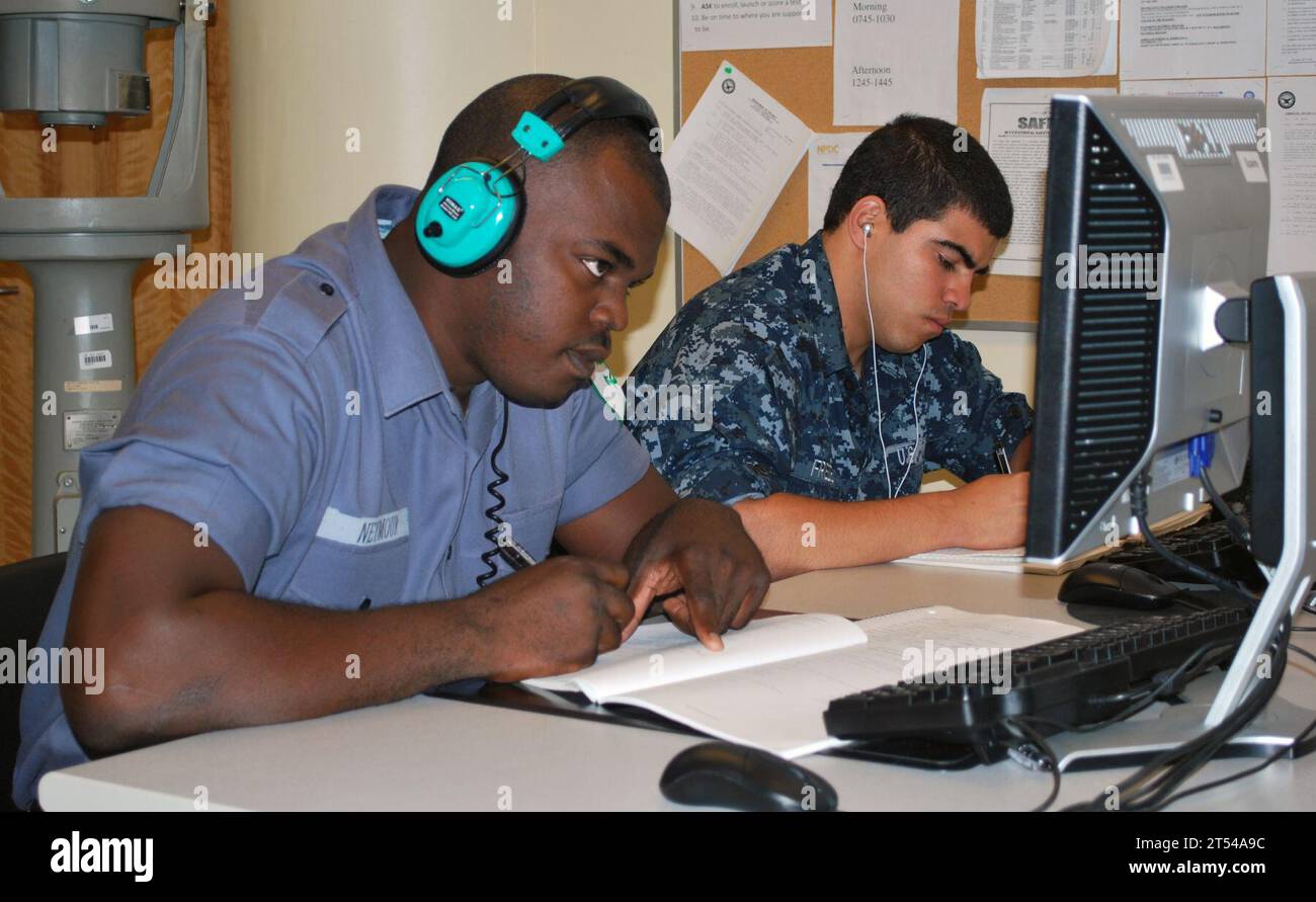 Terminale di addestramento basato su computer, grandi laghi, ufficio studenti militare internazionale, marinaio della Royal Bahamas Defense Force, Training Support Center, marina degli Stati Uniti Foto Stock
