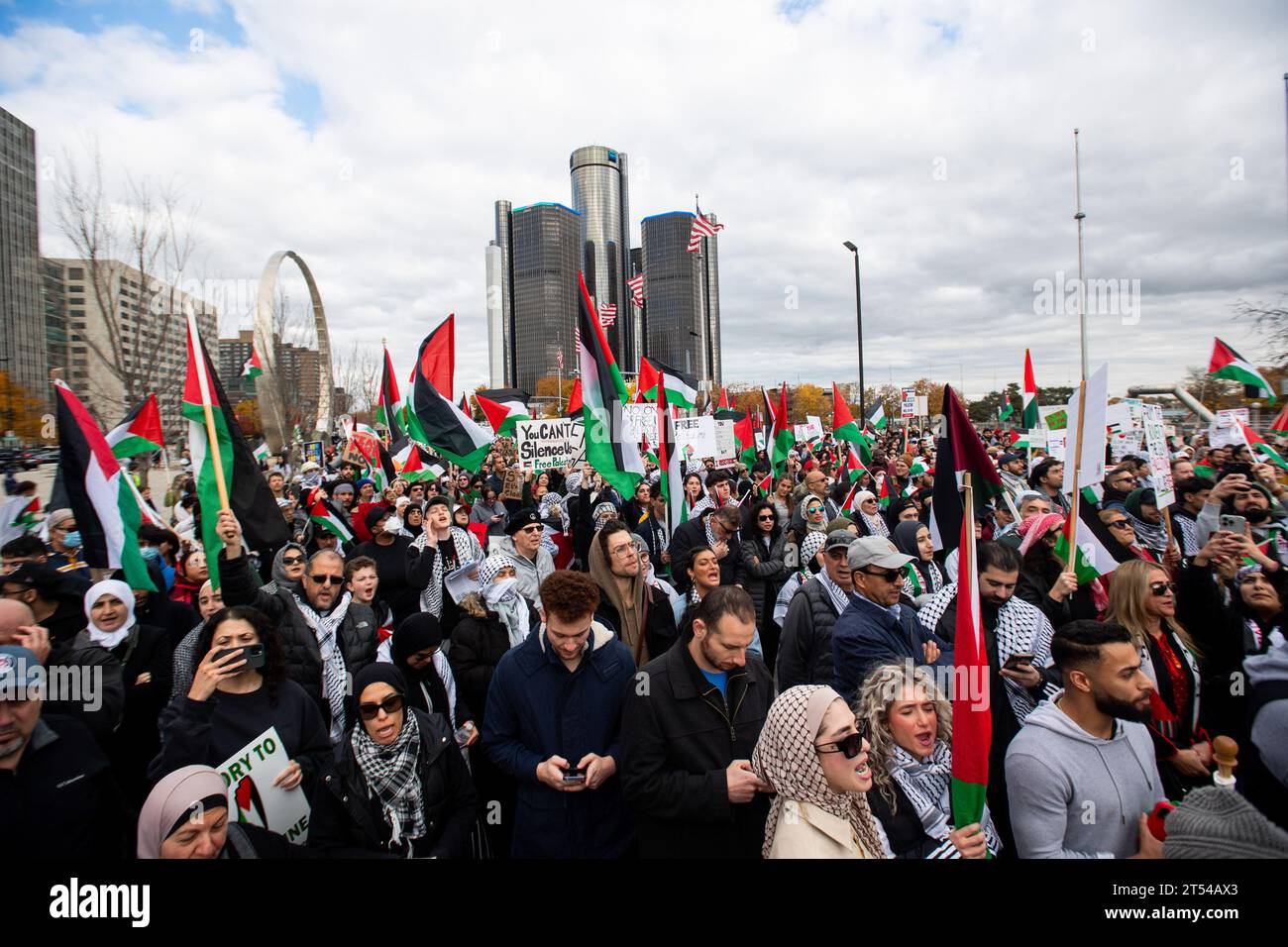 Migliaia di manifestanti si riuniscono all'Hart Plaza durante la manifestazione. Un massiccio raduno di oltre un migliaio di manifestanti provenienti da Detroit e dintorni ha partecipato alla manifestazione in solidarietà con la Palestina. I residenti di Detroit e le comunità vicine hanno organizzato frequenti raduni a causa dell'escalation dei bombardamenti e degli attacchi israeliani a Gaza, che sono iniziati dopo un attacco del gruppo militante palestinese Hamas su Israele il 7 ottobre 2023. Detroit ospita la più grande popolazione araba degli Stati Uniti, compresi molti palestinesi. Foto Stock