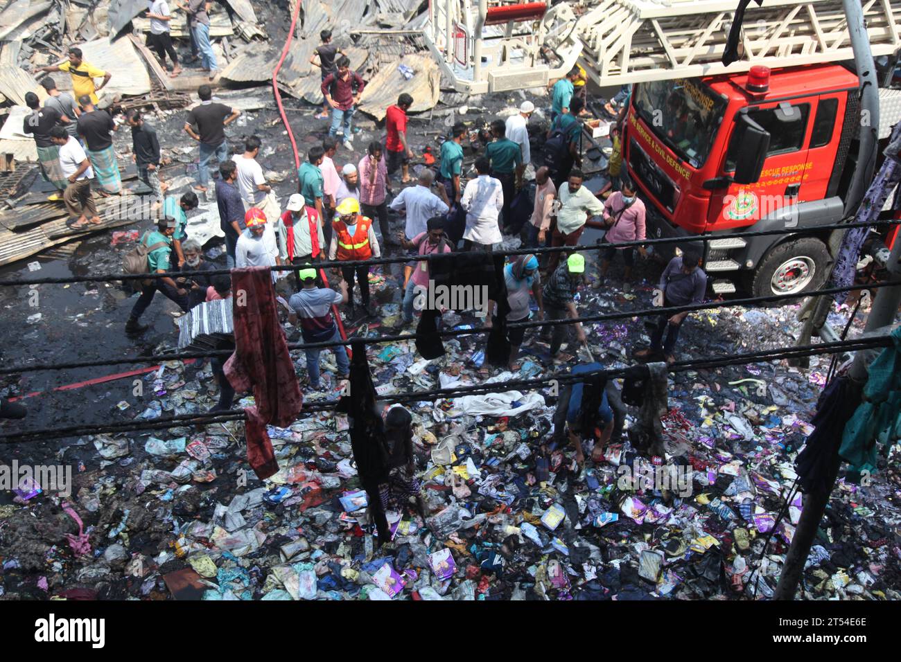Dhaka Bangladesh.4 aprile 2023, dopo sei ore e mezza, scoppiò un terribile incendio a Bangabazar, uno dei principali mercati di tessuti del Bangladesh. Tipo Foto Stock