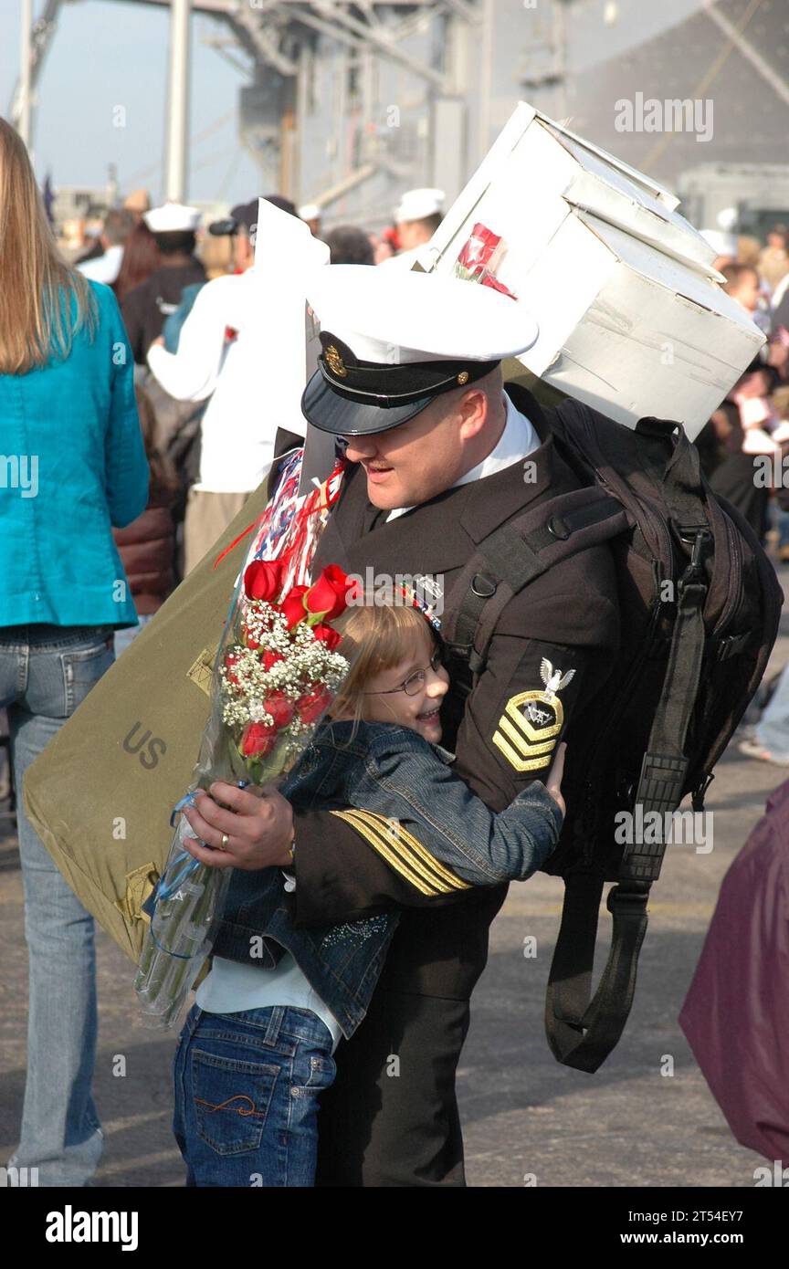 CVN 65, famiglia, ffg 47, amici, Homecoming, USS Enterprise, uss nicholas Foto Stock