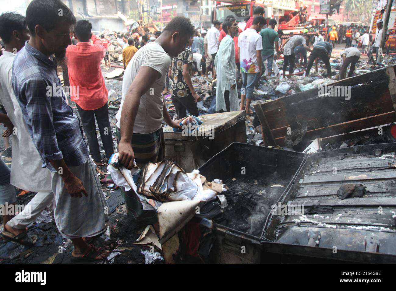 Dhaka Bangladesh.4 aprile 2023, dopo sei ore e mezza, scoppiò un terribile incendio a Bangabazar, uno dei principali mercati di tessuti del Bangladesh. Tipo Foto Stock