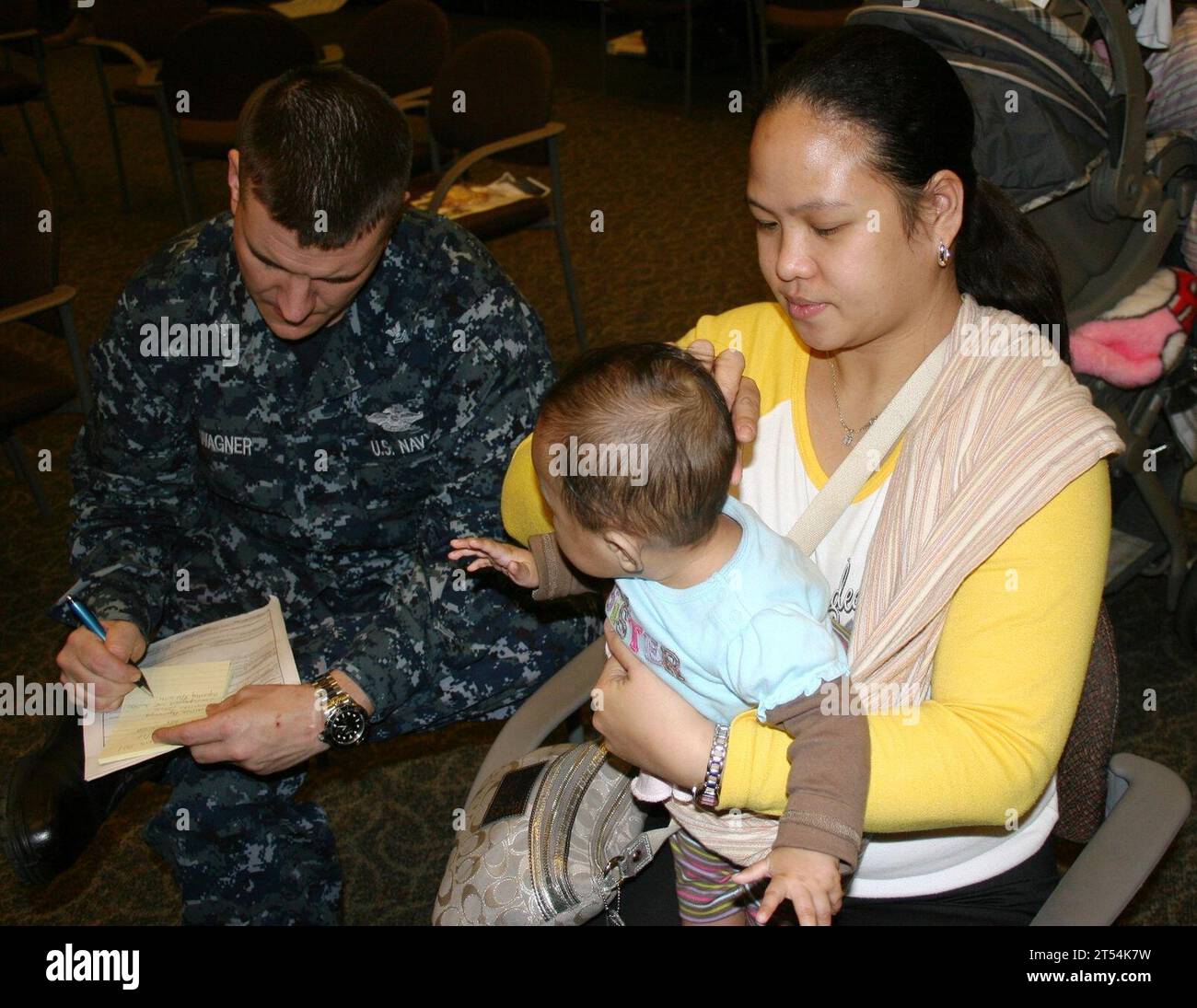 Dipendenti, terremoto, famiglia, Giappone, marina, operazione Tomodachi, SEA-TAC, aeroporto internazionale di Seattle Tacoma, tsunami, Marina degli Stati Uniti, evacuazione volontaria Foto Stock