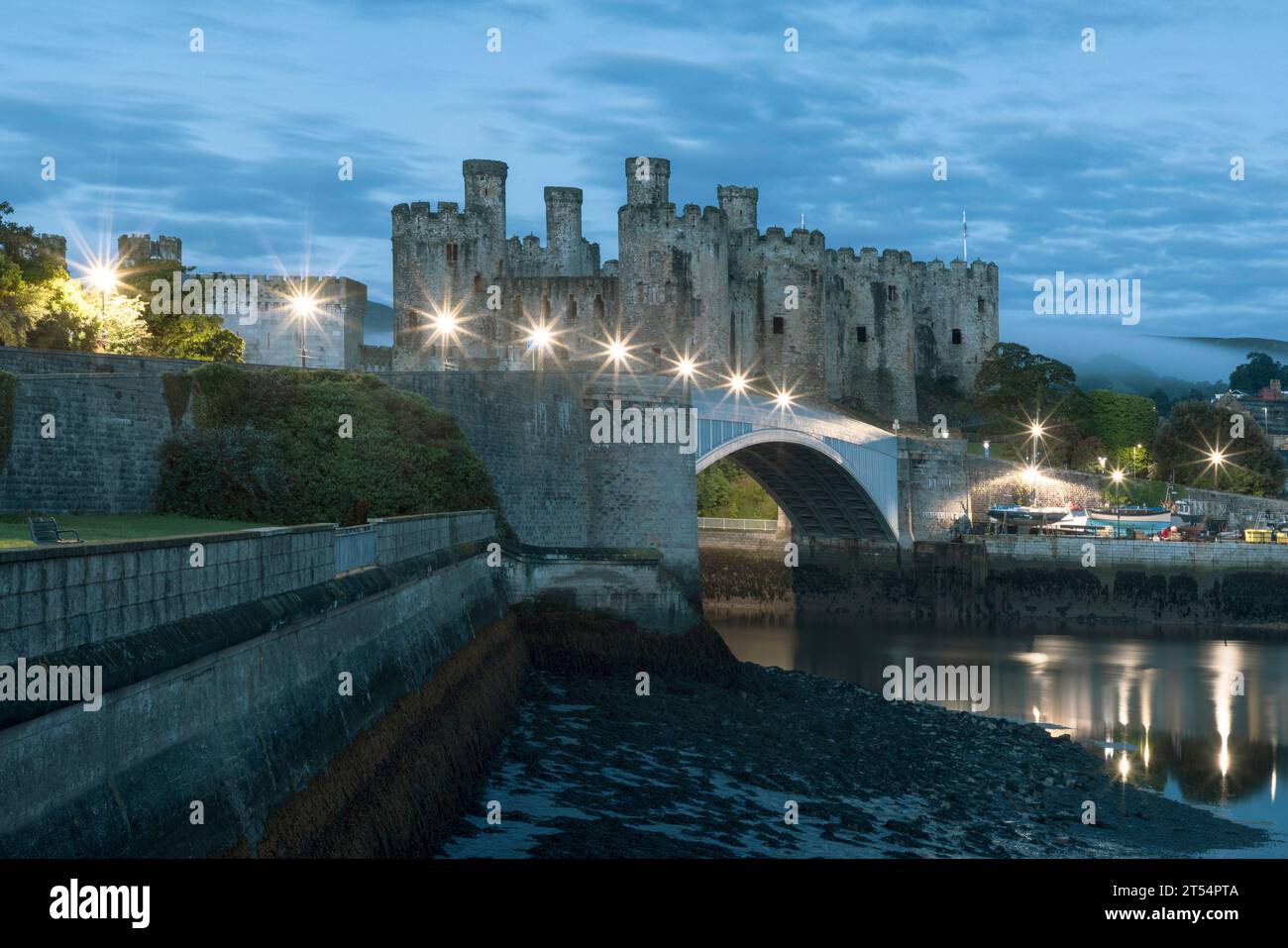 Conwy è una città storica del Galles del Nord con un castello medievale e la più piccola casa della Gran Bretagna. Foto Stock