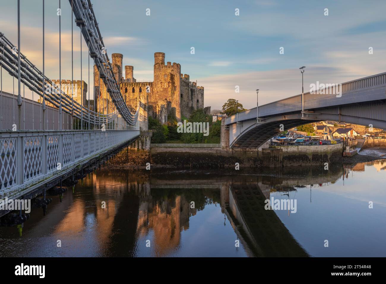 Conwy è una città storica del Galles del Nord con un castello medievale e la più piccola casa della Gran Bretagna. Foto Stock