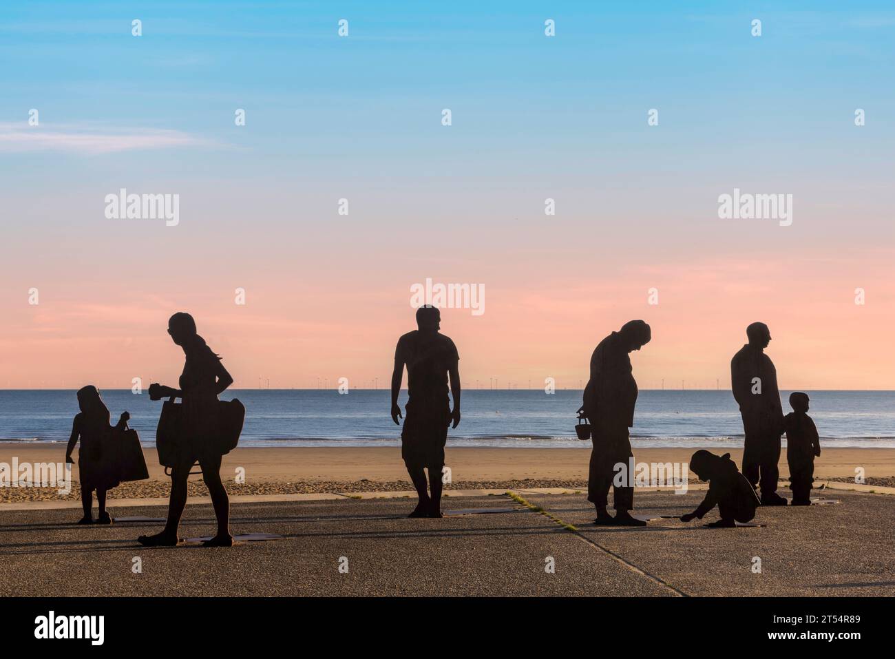 Le sculture di Colwyn sono una serie di sculture di silhouette in acciaio situate sul lungomare di Colwyn Bay, Galles. Foto Stock