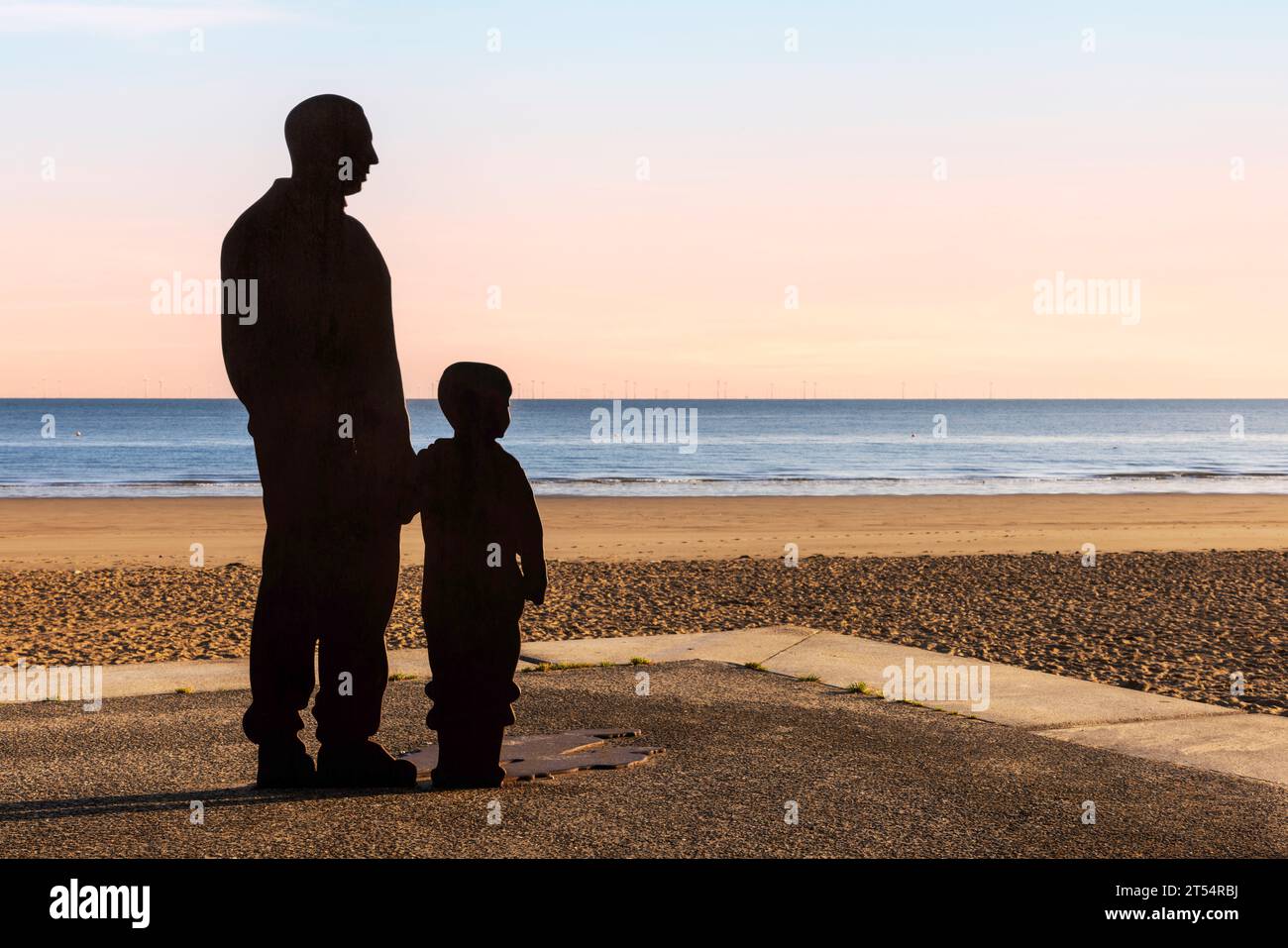 Le sculture di Colwyn sono una serie di sculture di silhouette in acciaio situate sul lungomare di Colwyn Bay, Galles. Foto Stock