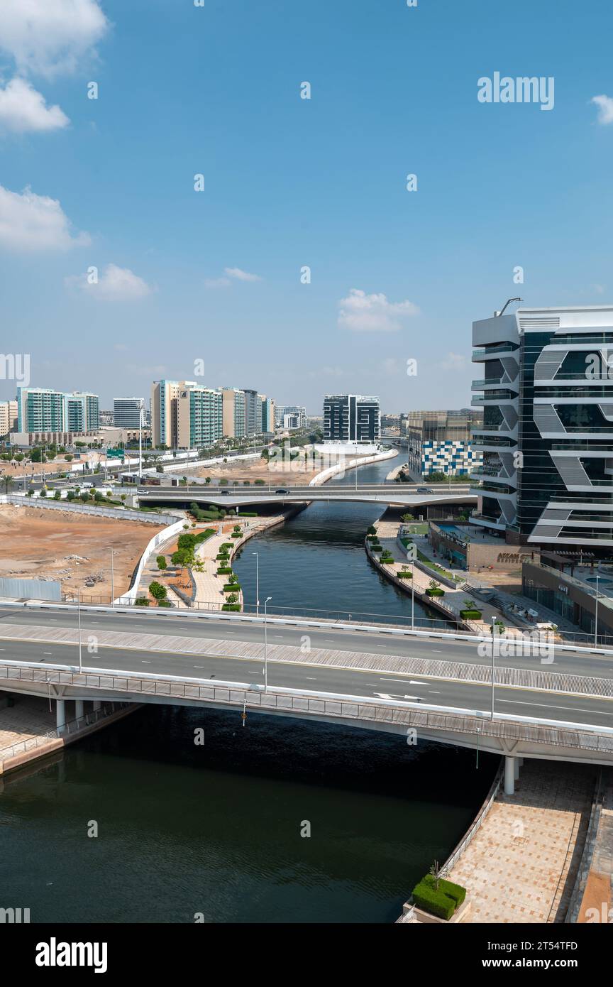 Vista ad alto angolo sul lungomare della spiaggia di al Raha ad Abu Dhabi, Emirati Arabi Uniti, rappresenta una moderna e comoda area residenziale e commerciale Foto Stock