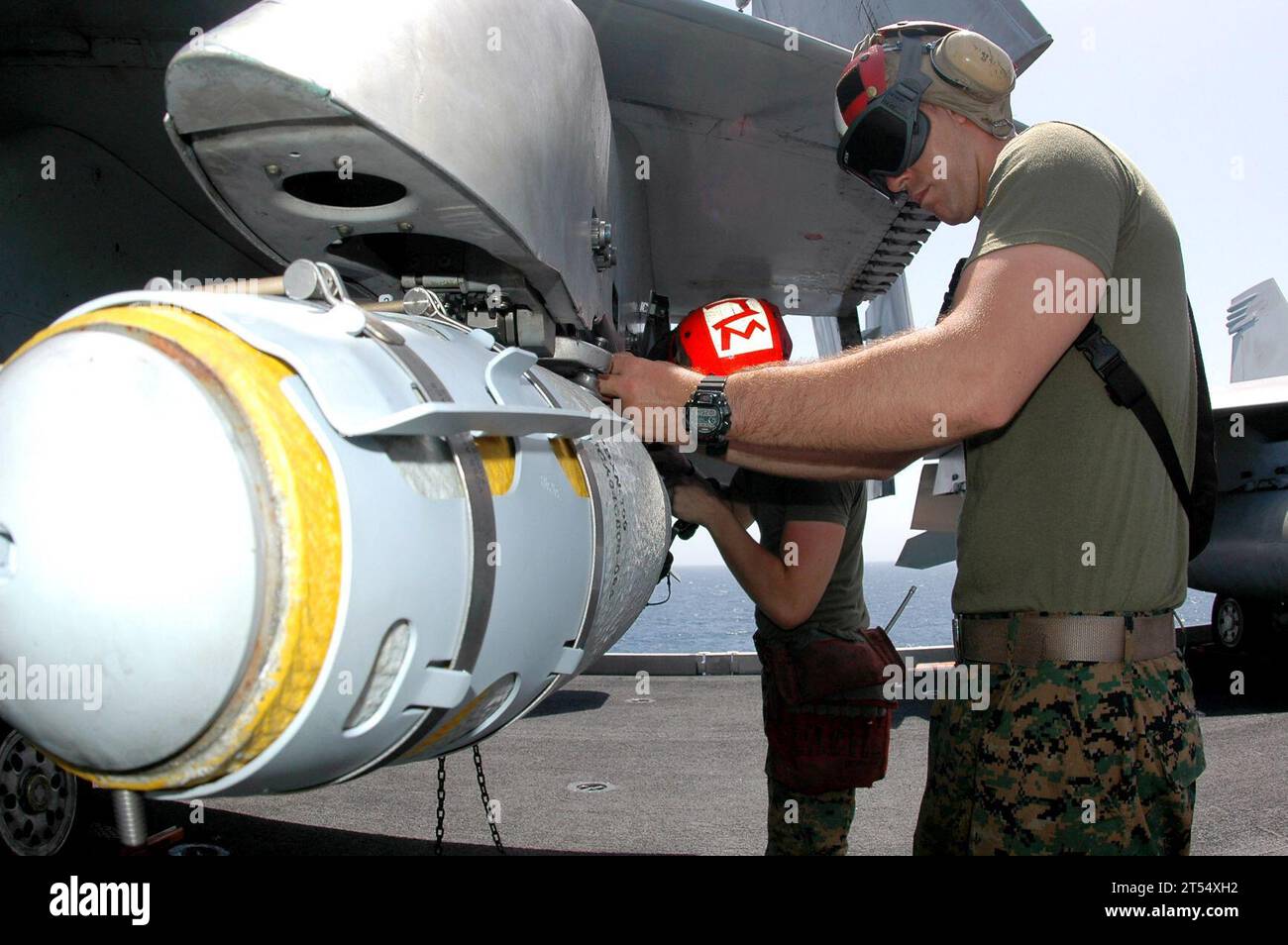 F/A-18B Hornet, bomba GBU-38, Marine Fighter Attack Squadron (VMFA) 232, portaerei a propulsione nucleare USS Nimitz (CVN 68), Golfo Persico, Red Devils Foto Stock