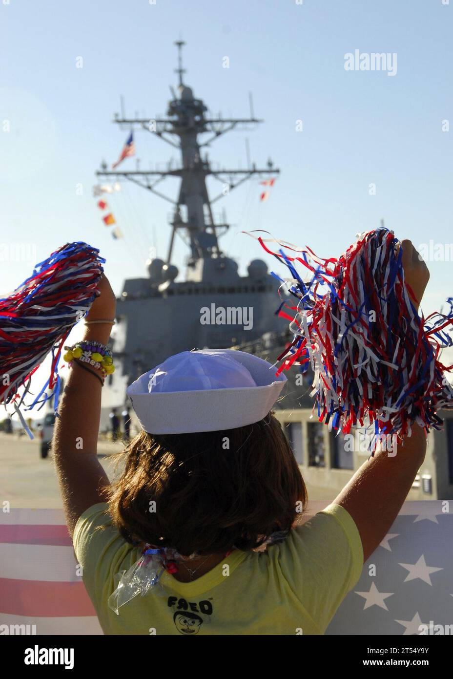 Famiglia, amici, ritorno a casa, USS Wayne E. Meyer (DDG 108) Foto Stock