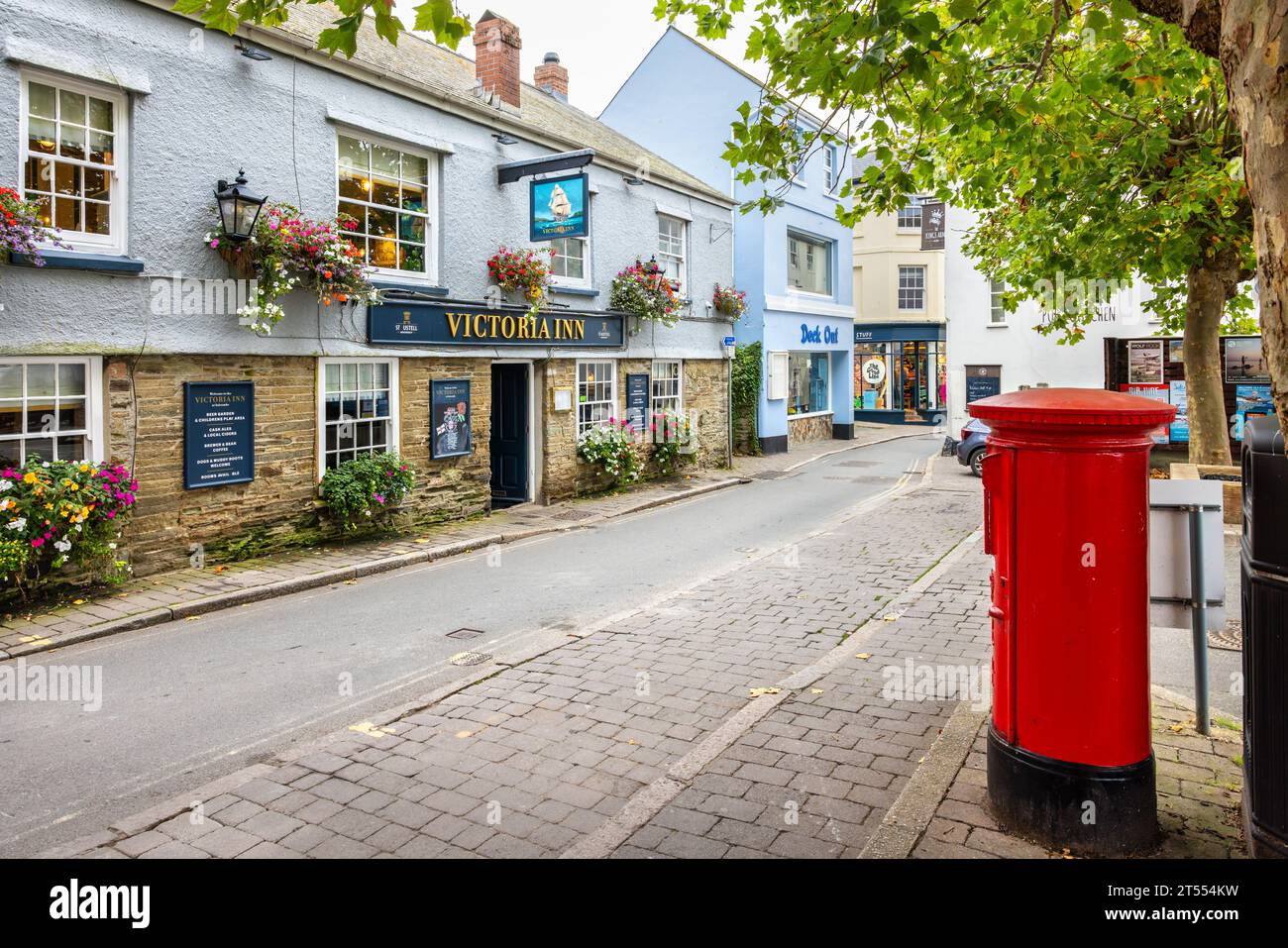 Vista su Fore Street nel centro di Salcombe. Devon, Inghilterra Foto Stock