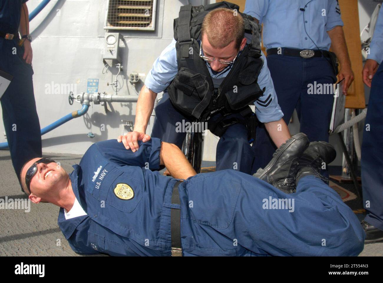 Esercitazione di addestramento per la protezione della forza, ricerca a corpo intero, cacciatorpediniere guidato-missile USS Paul Hamilton (DDG 60), HAWAII, Pearl Harbor, Sailor, sospetto simulato, esercitazioni del team di formazione, valutazioni della formazione a livello di unità Foto Stock