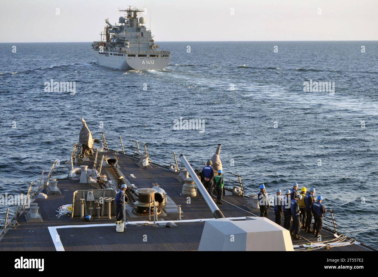 Germania nave di supporto al combattimento Frankfurt am Main (A-1412), cacciatorpediniere missilistico guidato USS Forrest Sherman (DDG 98), UNITAS Gold Foto Stock