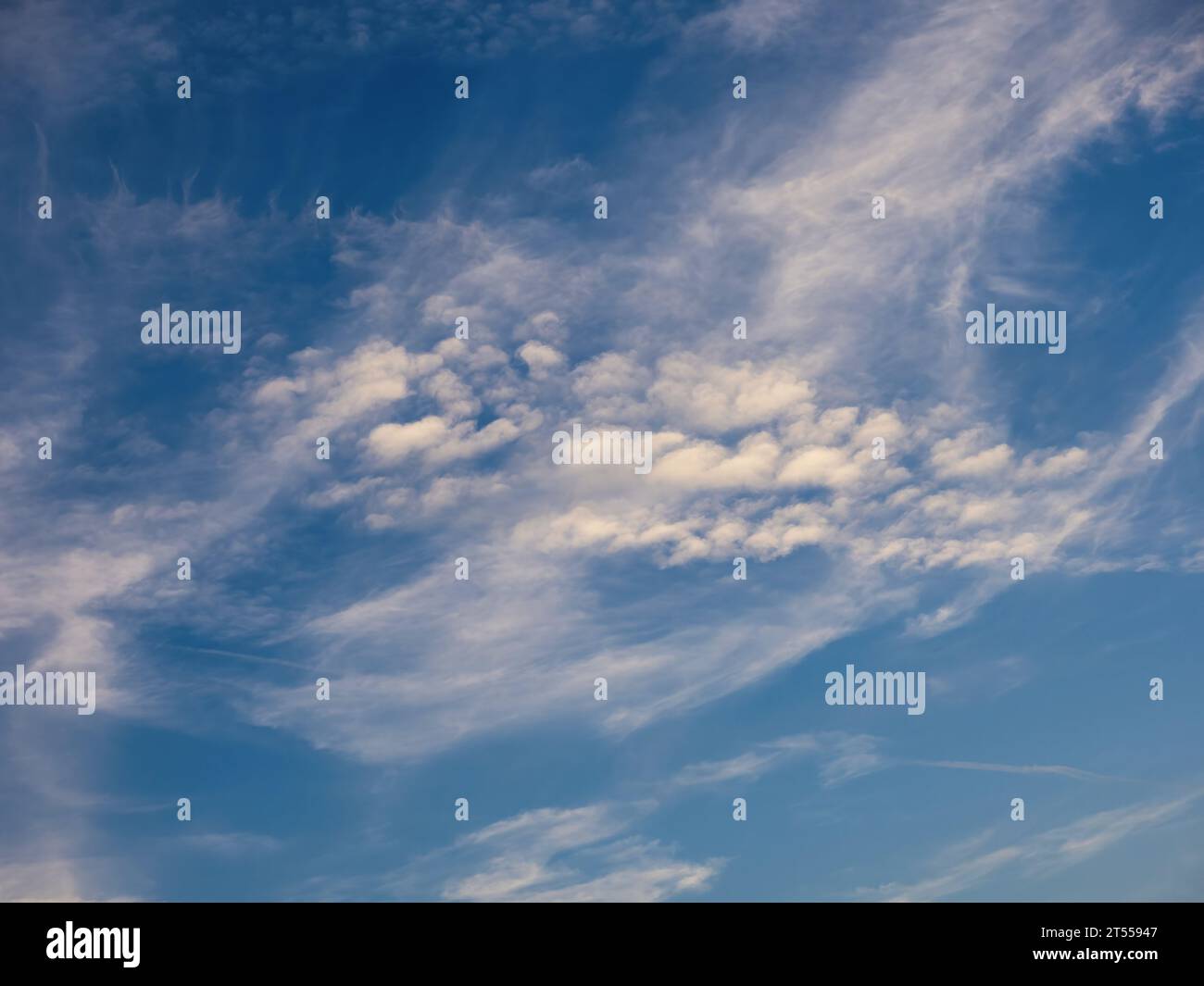Cielo blu con insolite nuvole bianche astratte. Strana trama di nuvole drammatica. Foto Stock