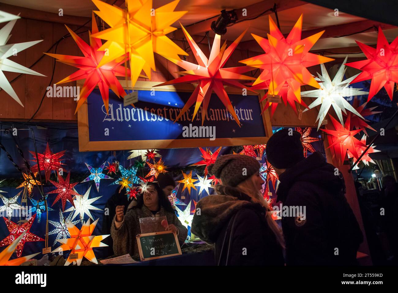 Le colorate lampade a stella dell'Avvento si stagliano in un mercatino di Natale di Dresda Foto Stock