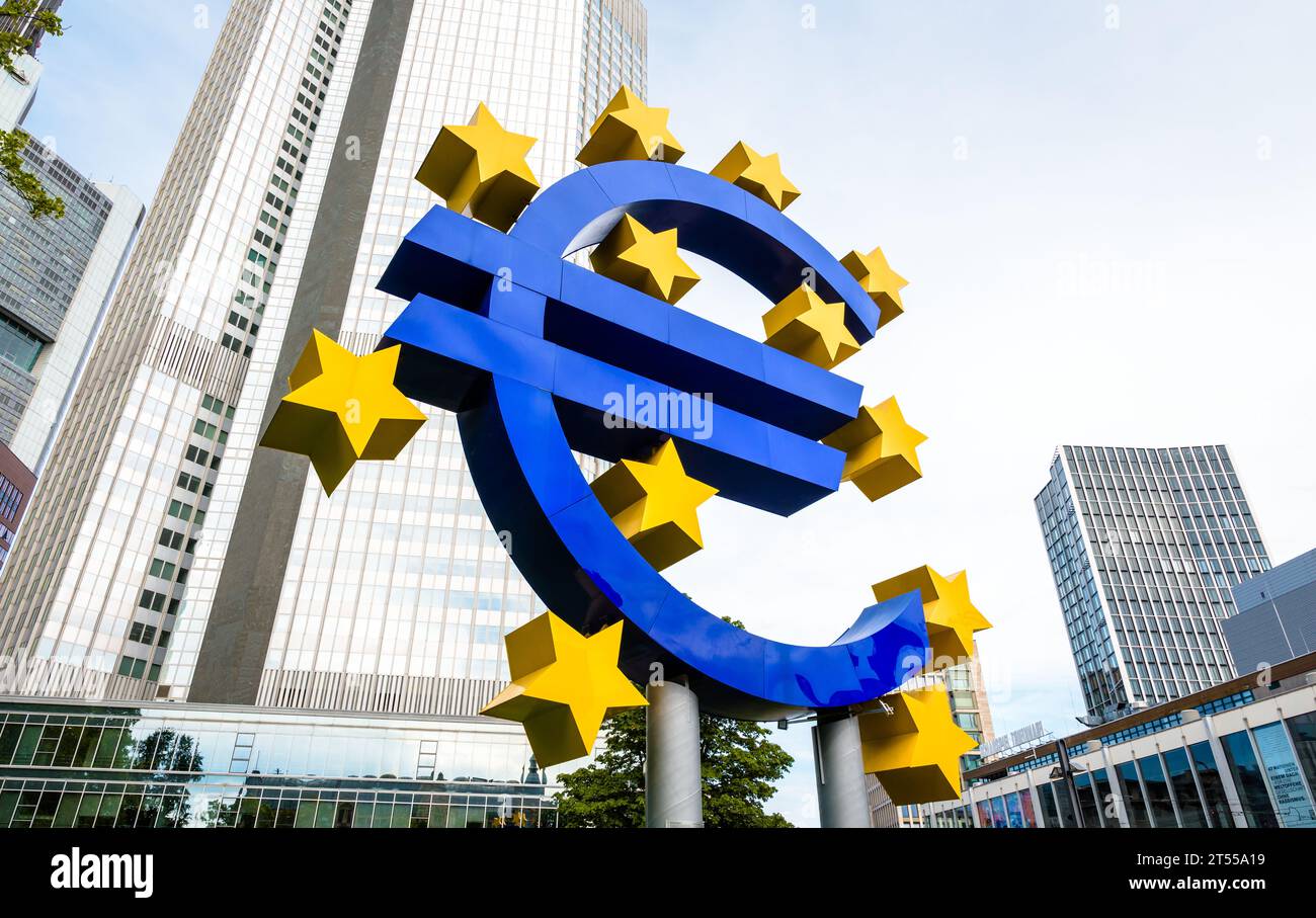 L'Euro-Skulptur è un grande segno dell'Euro allestito di fronte all'Eurotower a Francoforte, in Germania, ex sede della Banca centrale europea (BCE). Foto Stock