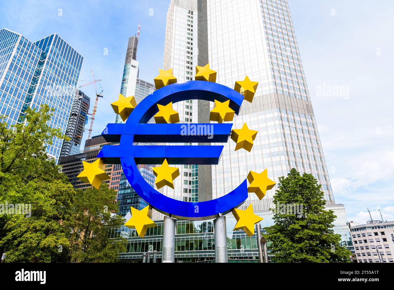 L'Euro-Skulptur è un grande segno dell'Euro allestito di fronte all'Eurotower a Francoforte, in Germania, ex sede della Banca centrale europea (BCE). Foto Stock