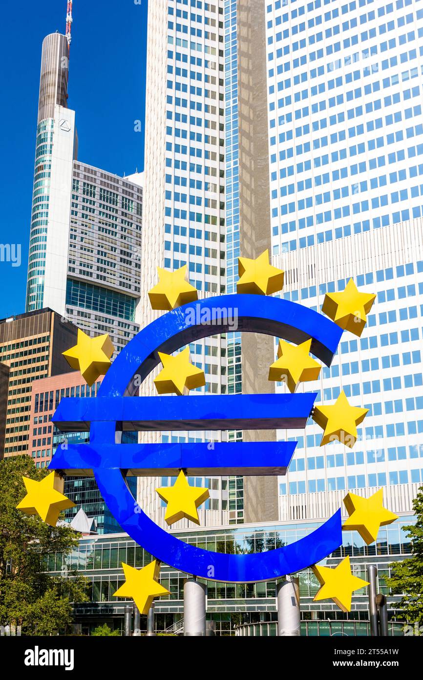 L'Euro-Skulptur è un grande segno dell'Euro allestito di fronte all'Eurotower a Francoforte, in Germania, ex sede della Banca centrale europea (BCE). Foto Stock