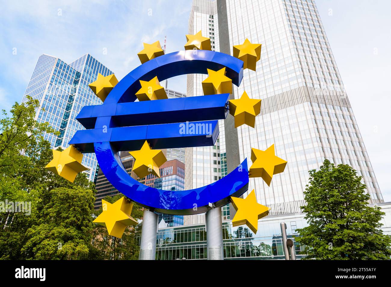 L'Euro-Skulptur è un grande segno dell'Euro allestito di fronte all'Eurotower a Francoforte, in Germania, ex sede della Banca centrale europea (BCE). Foto Stock