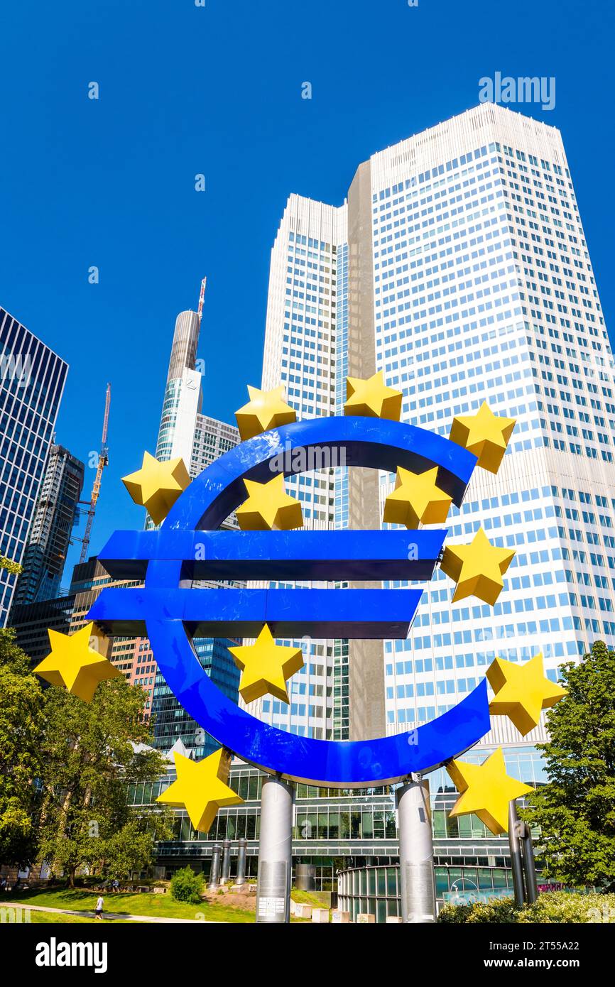 L'Euro-Skulptur è un grande segno dell'Euro allestito di fronte all'Eurotower a Francoforte, in Germania, ex sede della Banca centrale europea (BCE). Foto Stock