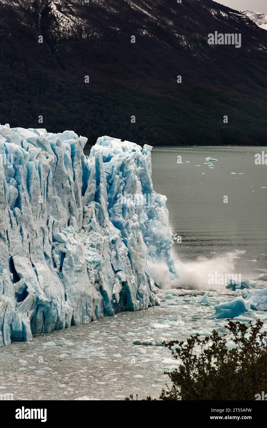 Pezzi di ghiaccio del ghiacciaio Perito Moreno crollano nel lago Argentino, Patagonia argentina Foto Stock