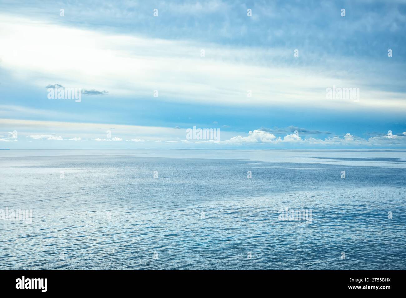 mare blu e nuvole sopra Foto Stock