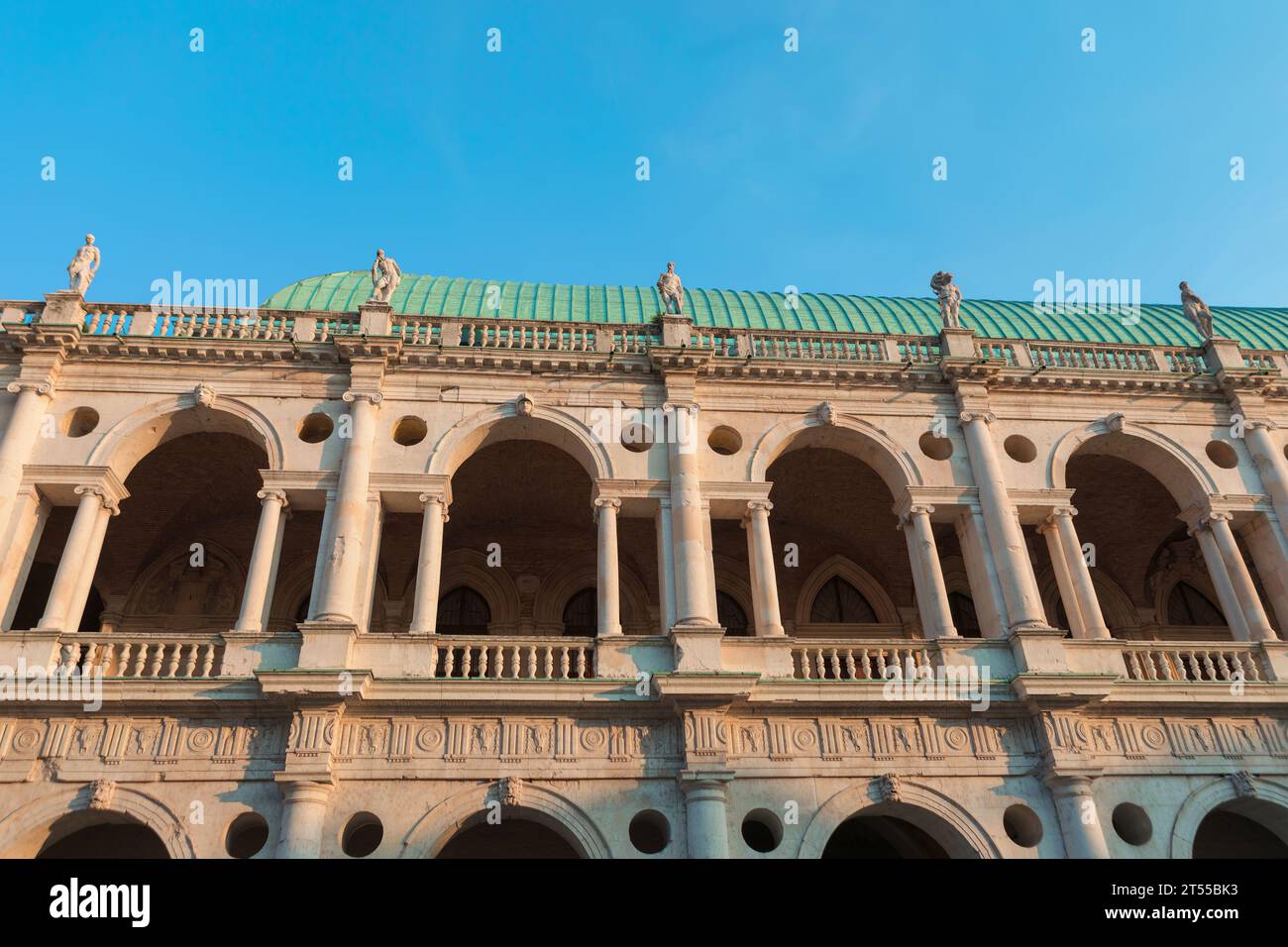 Basilica Palladiana di Vicenza, Italia . Balcone gotico con archi Foto Stock