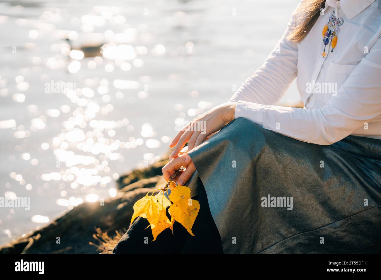 Una giovane donna cammina nella soleggiata Praga autunnale Foto Stock