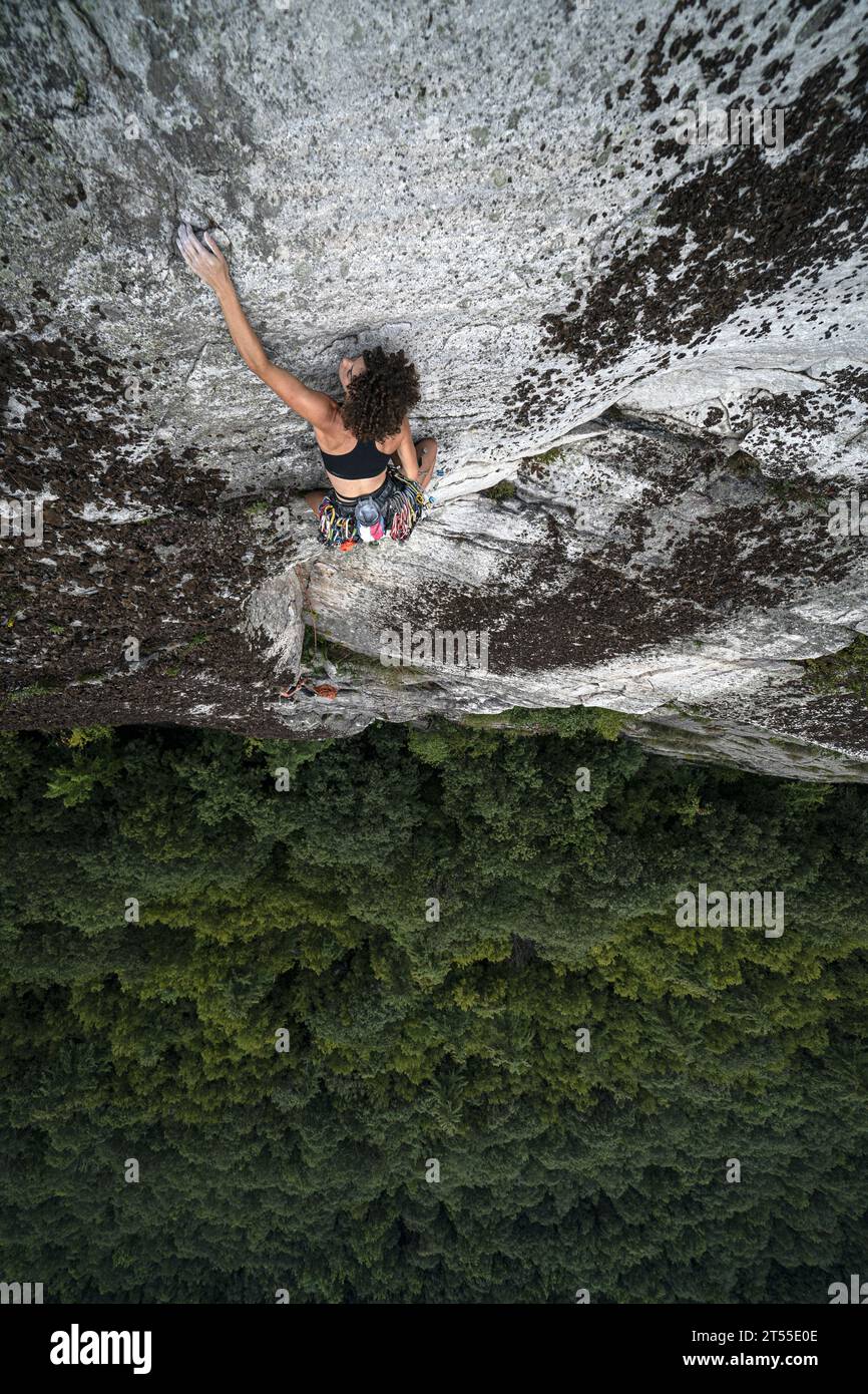 Rock Climbing Woman Leading at Sunset Foto Stock