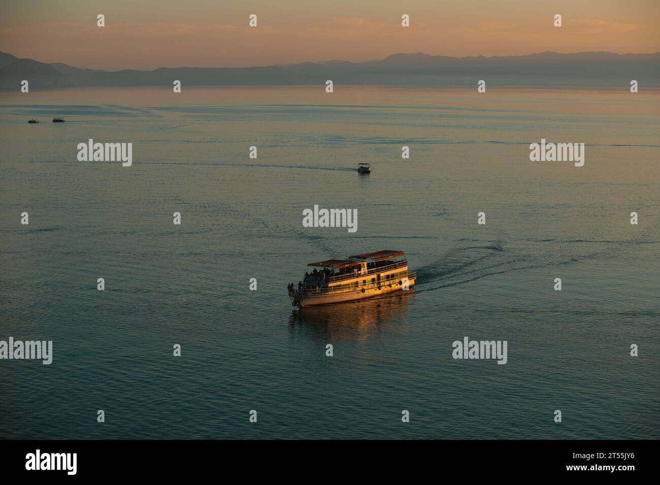 Grande imbarcazione da trasporto con persone che attraversano il lago di Ohrid Foto Stock
