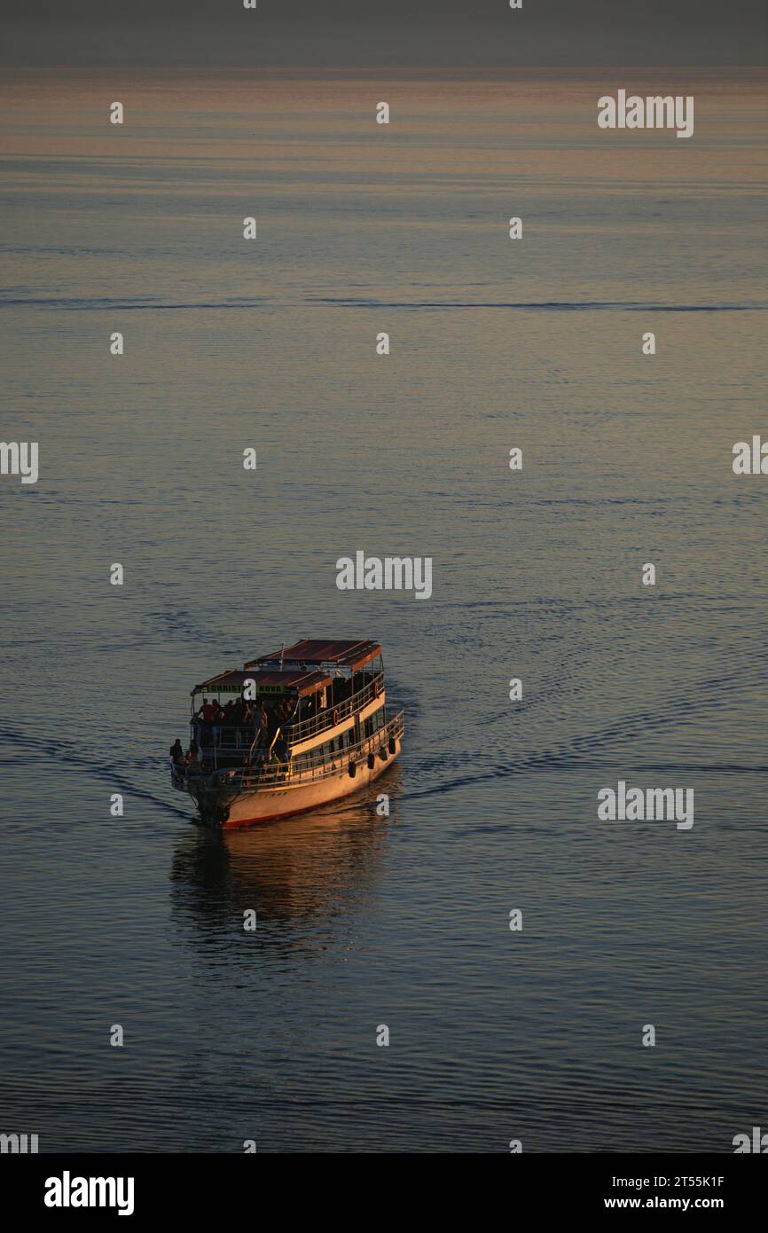 Grande imbarcazione da trasporto con persone che attraversano il lago di Ohrid Foto Stock