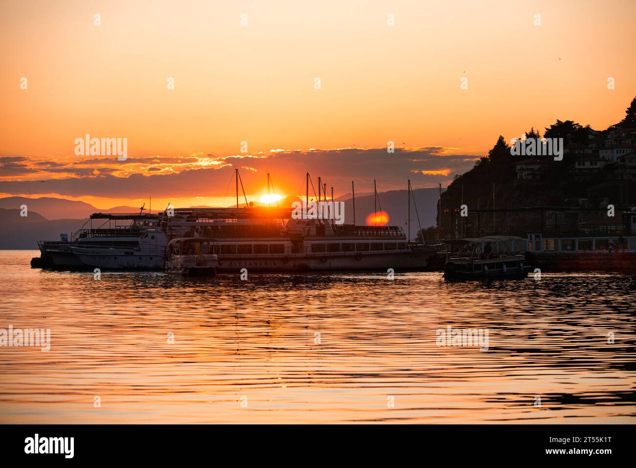 Grande imbarcazione da trasporto dalla silhouette con il sole sullo sfondo Foto Stock