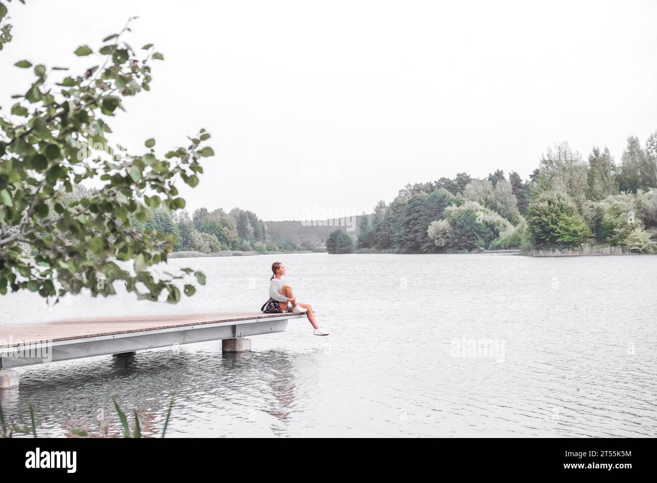Viaggio.donna viaggia laghi selvaggi.salute mentale, eco-viaggio Foto Stock